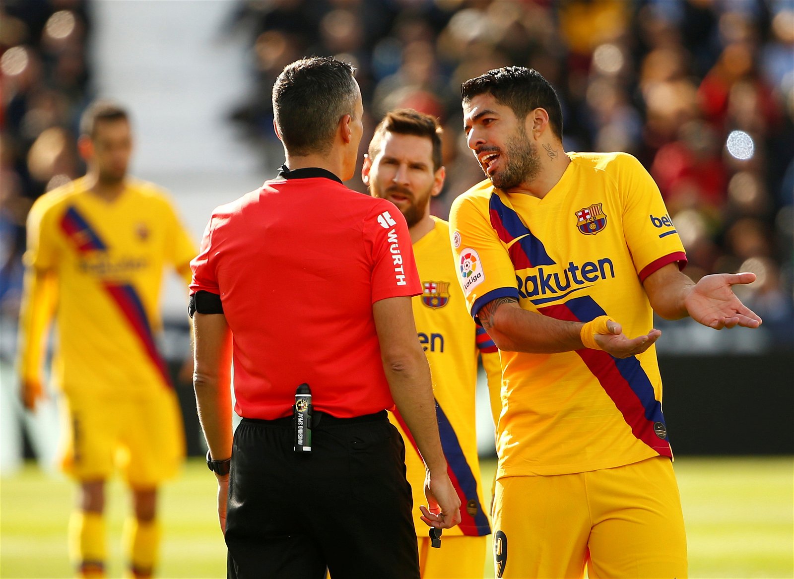 Season likely over for Barcelona's Luis Suarez after knee surgery