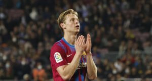 Frenkie de Jong has been told to complete his move to Man United