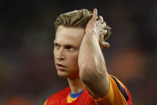 Gary Neville tells De Jong to sue Barcelona for unfair treatment