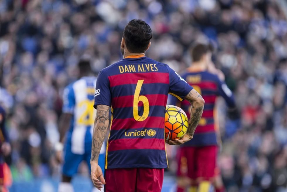 Dani Alves sends message to Barcelona after expensive summer