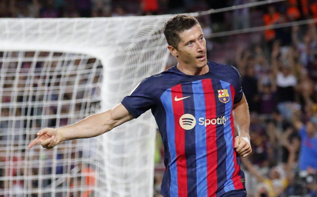 Robert Lewandowski is one of the tallest Barcelona players - 1.87m (6 ft 1 inches) 